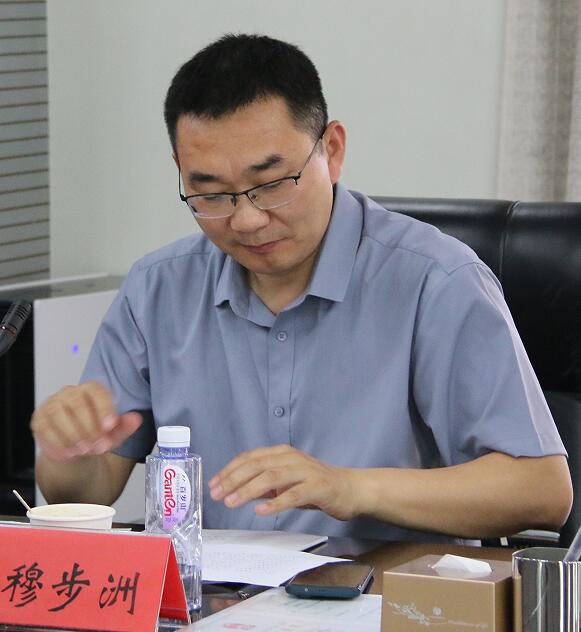 穆步洲.jpg